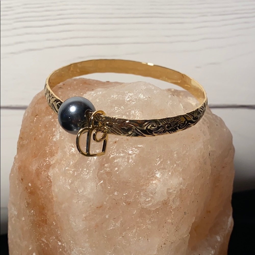 7 MM bracelet with heart charm and shell pearl